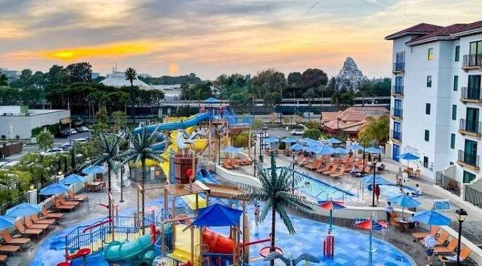 courtyard marriott theme park entrance