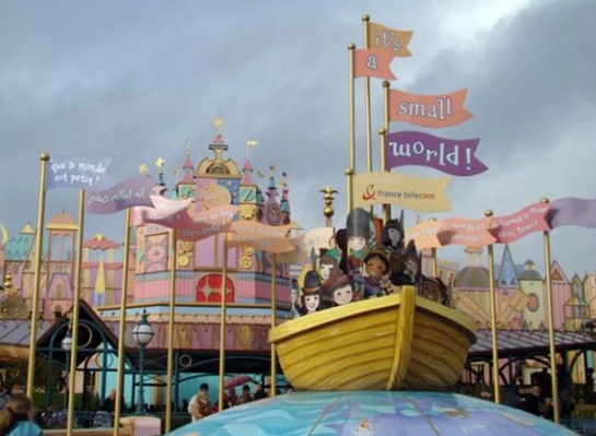 disneyland paris itʼs a small world